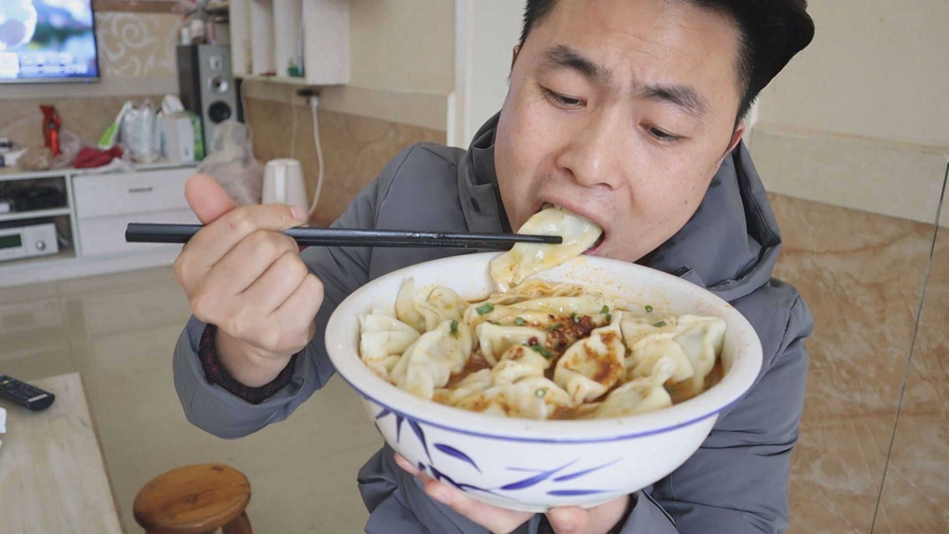 今天吃饺子,包了40个韭菜饺子,放点红油和醋拌着吃,越吃越爽